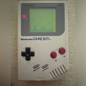 Nintendo Game Boy & Carrying Case - works! great condition!